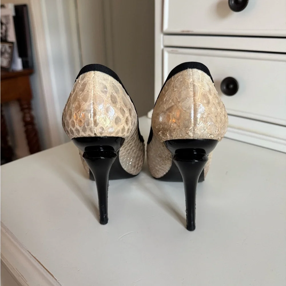 CHANEL Textured Beige and Black Heels - Picture 4 of 7
